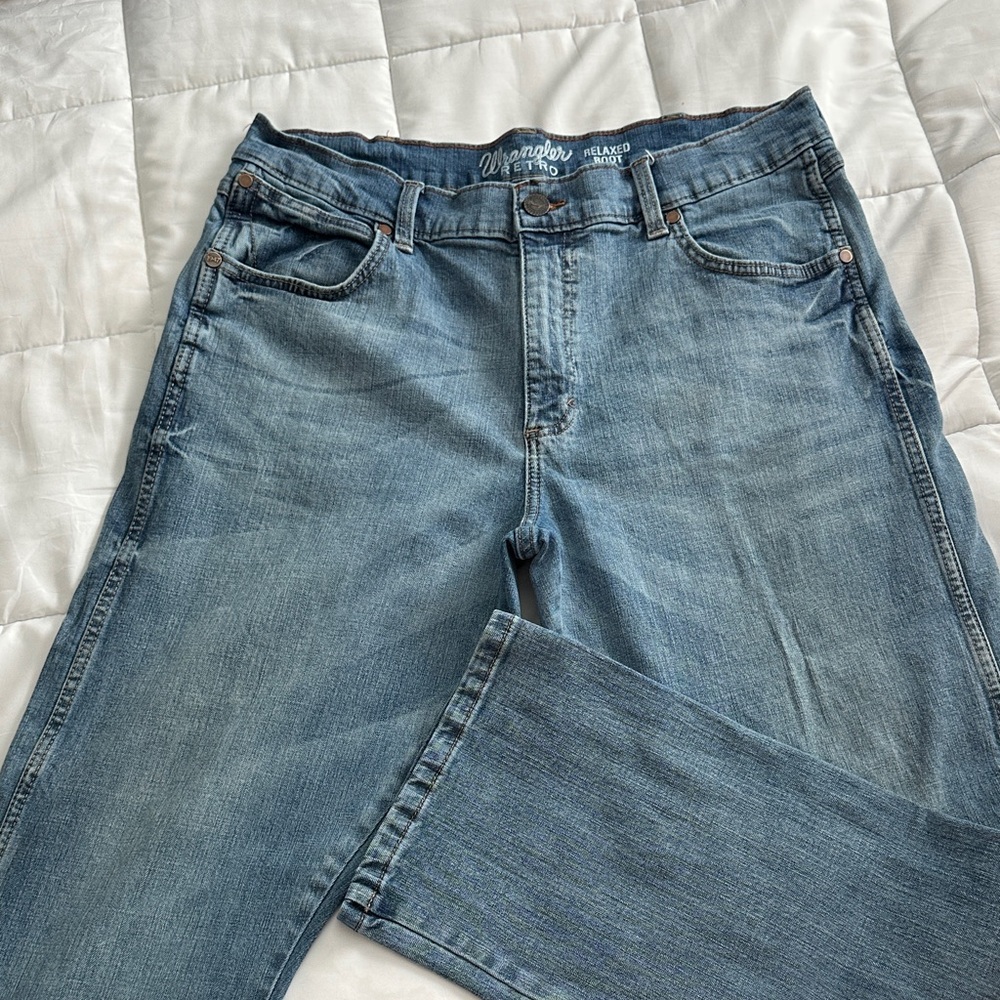 Wrangler Men's Medium Blue Relaxed Fit Jeans